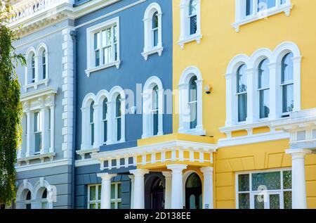 Großbritannien, London, Kensington und Chelsea, Notting Hill. Farbenfrohe Stadthäuser im angesagten Stadtteil Notting Hill in West London, im Sommer Stockfoto