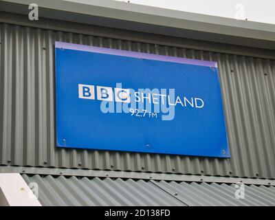 Das BBC Radio Shetland-Schild in den Räumlichkeiten der BBC in Pitt Lane, Lerwick, Shetland, Großbritannien Stockfoto