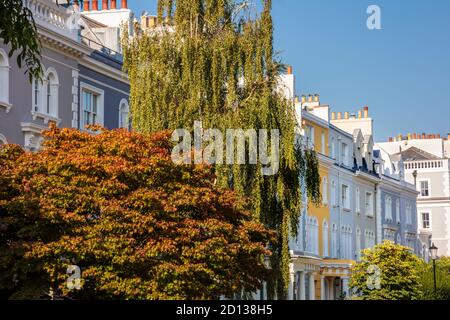 Großbritannien, London, Kensington und Chelsea, Notting Hill. Farbenfrohe Stadthäuser im angesagten Stadtteil Notting Hill in West London, im Sommer Stockfoto