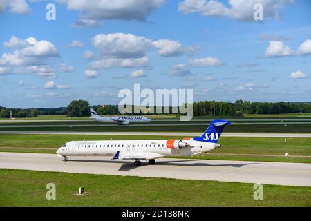 München, Deutschland - September 19. 2019 : SAS Scandinavian Airlines Bombardier CRJ-900LR mit der Flugzeugregistrierung Ei-FPE rollt zum Start o Stockfoto