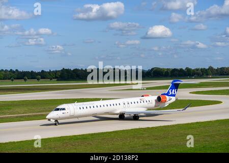 München, Deutschland - September 19. 2019 : SAS Scandinavian Airlines Bombardier CRJ-900LR mit der Flugzeugregistrierung Ei-FPE rollt zum Start o Stockfoto