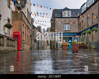 Commercial Street im Stadtzentrum von Lerwick, der Hauptstadt von Shetland, Schottland, Großbritannien, an einem regnerischen Nachmittag.