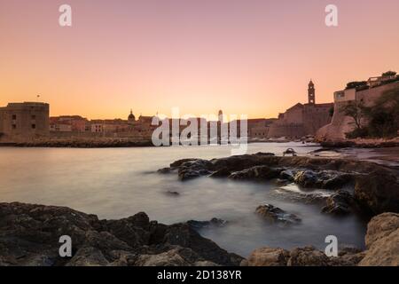 Sonnenuntergang in Dubrovnik Hafen und Marina, Dubrovnik Altstadt, Dalmatien, Kroatien Stockfoto