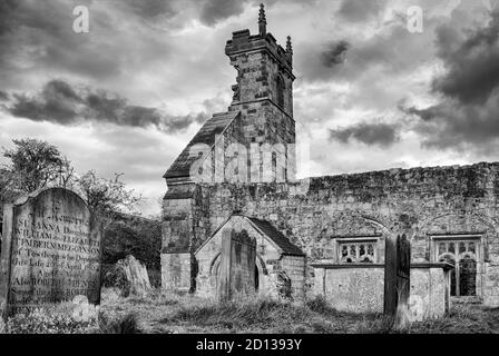 Die traurigen Überreste der mittelalterlichen Kirche in Wharram Percy, North Yorkshire, Großbritannien Stockfoto