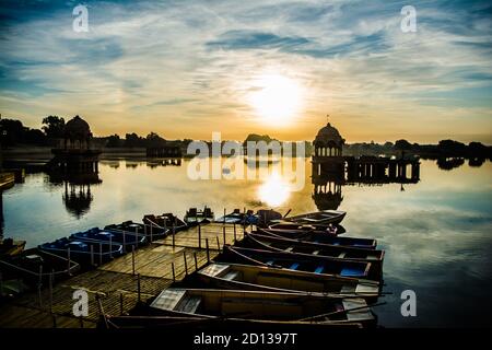 Gadsisar Sagar See in Jaisalmer Rajasthan, schöne Aussicht auf Sonnenaufgang am Gadsisar Sagar See von Rajasthan Indien Stockfoto