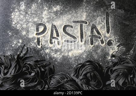 Vielzahl von italienischen hausgemachte Roh ungekocht Tintenfisch Tinte schwarz Pasta Spaghetti und Tagliatelle mit Grieß Mehl über schwarze Textur Hintergrund. Flach Stockfoto