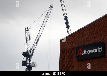 Loughborough, Leicestershire, Großbritannien. Oktober 2020. Krane stehen hinter einem Cineworld-Kino, nachdem angekündigt wurde, dass die Leinwände wegen der anhaltenden Unterbrechung der Coronavirus-Pandemie bis zum nächsten Jahr schließen würden. Credit Darren Staples/Alamy Live News. Stockfoto