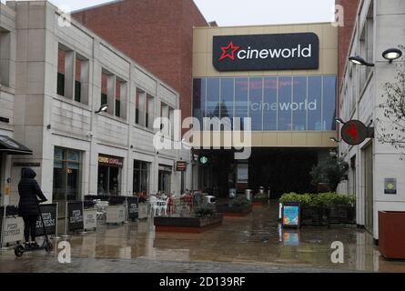 Loughborough, Leicestershire, Großbritannien. Oktober 2020. Eine Frau geht an einem Kino von Cineworld vorbei, nachdem angekündigt wurde, dass die Leinwände wegen der anhaltenden Unterbrechung der Coronavirus-Pandemie bis zum nächsten Jahr schließen würden. Credit Darren Staples/Alamy Live News. Stockfoto