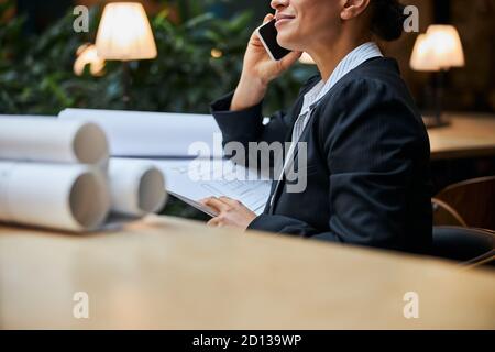 Nahaufnahme der erfreuten Frau bei der Arbeit Stockfoto