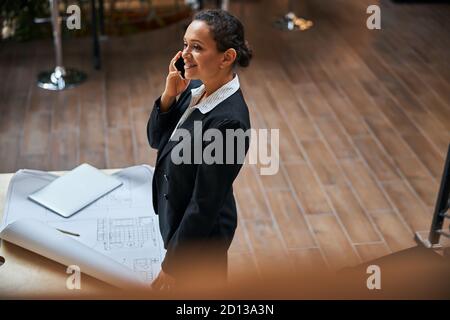 Kind junge Brünette Frau sprechen per Telefon Stockfoto