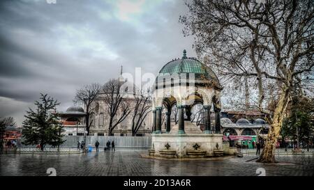 Istanbul, Türkei - Januar 2013: Deutscher Brunnen Alman Cesmesi an einem regnerischen Tag auf dem Sultanahmet Platz, Türkei Stockfoto