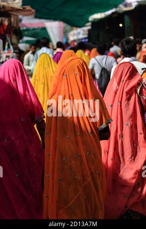 Eine selektive Fokus Bild einer Gruppe von indischen Frauen tragen traditionelle Kleidung mit lebendigen Farben in Pushkar, Rajasthan, Indien am 19. November 2018 Stockfoto