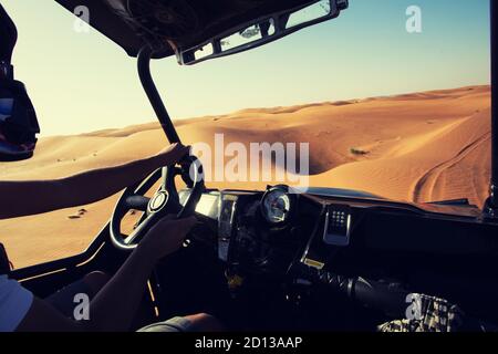 Fahrt mit dem Quad-Buggy-Auto in den Wüstendünen bei Al Awir in der Nähe von Dubai, Blick auf das Innere des Fahrzeugs Stockfoto