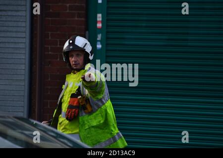 WMFS Incident Commander Regie Personal vor Ort, nachdem ein 15-Jähriger ein Auto in ein Haus in Kingstanding, Birmingham abgestürzt und eine Gasleitung gebrochen Stockfoto