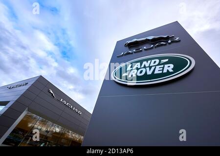 Jaguar Land Rover Logo bei einem Händler, Boston, Ostengland, Großbritannien Stockfoto