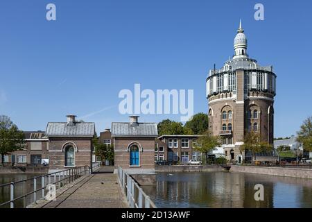 ROTTERDAM, NIEDERLANDE - 18. Sep 2020: Historische Wasserturmstruktur, die sich im Becken im Vordergrund auf einem sonnigen gegen einen klaren blauen Himmel spiegelt Stockfoto