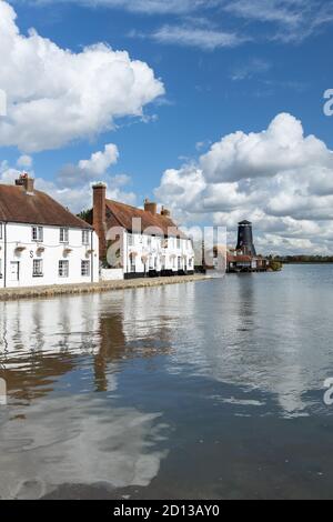 The Royal Oak Pub und Langstone Mill. Langstone Harbour, Havant, Hampshire, Großbritannien Stockfoto