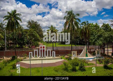 Hier sind die beiden respektvollsten Denkmal für Bangladesch. Eine ist der Shaheed Minar und eine andere ist das National Martyrs’ Memorial von Bangladesch. Beide Stockfoto