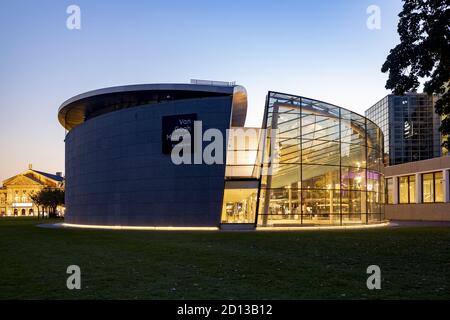 AMSTERDAM, NIEDERLANDE - Sep 22, 2020: Blue Hour lebendige bunte Fassade des Vincent van Gogh Museums hell erleuchtet mit orangefarbenem Innenlicht Stockfoto