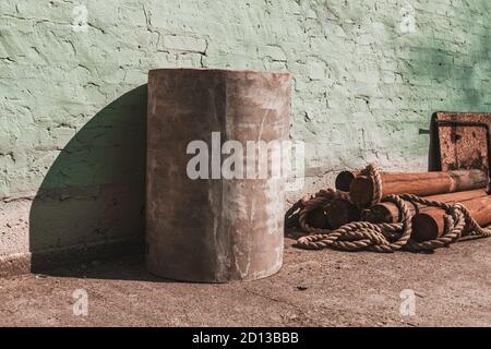 Detail aus dem alten Schuppen mit Backsteinmauer in blassgrün, Beispiel der Architektur in Marineinfanteristen im Donauraum Stockfoto