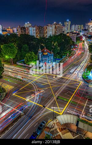 Lange Exposition von Autos Licht Wanderwege in Singapur Stadt gegen Wohn- und ikonische Stadt- und Denkmalarchitektur Lange Exposition von Autos Licht Wanderwege in Singapur Stadt gegen Wohn- und ikonische Stadt- und Denkmalarchitektur