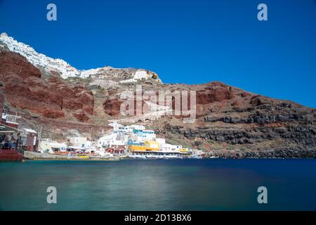 Schöner Panoramablick vom alten Hafen von Ammoudi unter dem berühmten Dorf Oia an einem sonnigen Tag. Malerischer natürlicher Hintergrund. Santorini isla Stockfoto