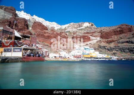 Schöner Panoramablick vom alten Hafen von Ammoudi unter dem berühmten Dorf Oia an einem sonnigen Tag. Malerischer natürlicher Hintergrund. Santorini isla Stockfoto