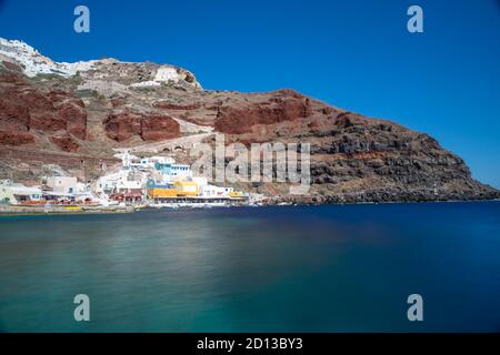 Schöner Panoramablick vom alten Hafen von Ammoudi unter dem berühmten Dorf Oia an einem sonnigen Tag. Malerischer natürlicher Hintergrund. Santorini isla Stockfoto