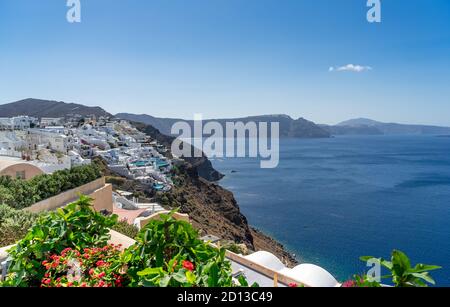 Schöne Aussicht auf Oia, die berühmte Stadt mit ihren typischen weißen Häusern an einem sonnigen Tag. Santorini Insel, Kykladen, Griechenland, Europa. Panoramaformat Stockfoto