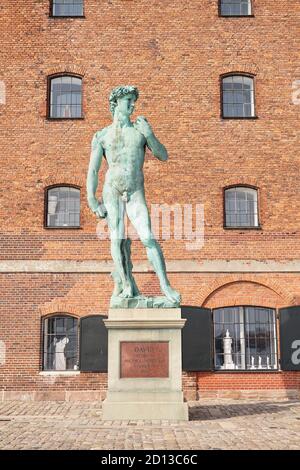 Replik-Statue von Michelangelos David neben dem Backsteingebäude 'Westindian Storehouse', Kopenhagen, Dänemark Stockfoto
