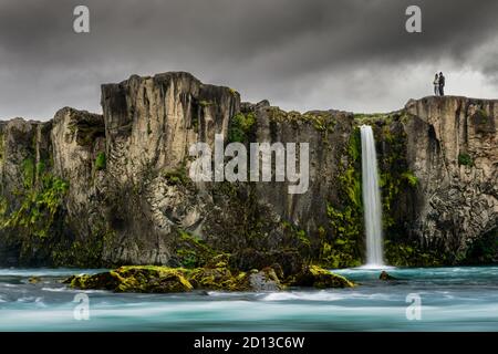 Einer der kleineren Seitenstürze von Goðafoss. Stockfoto