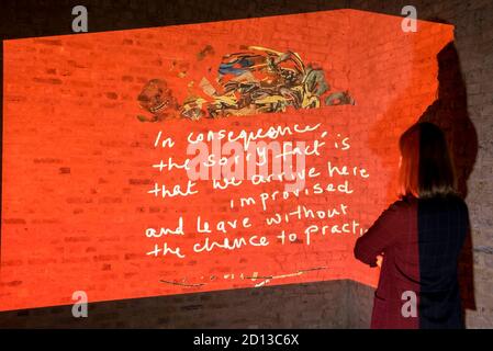 London, Großbritannien. Oktober 2020. Ein Mitarbeiter meint: „Können Sie mich hören?“ (2017-2020) von Nalini Malani, der ersten britischen kommission, die 88 Animationen umfasst, zeigen überlappende, handgezeichnete Bilder und Notizen sowie Fragmente zitierter Texte, die auf die Wände der Whitechapel Gallery projiziert werden und bis zum 6. Juni 2021 zu sehen sind. Die Ausstellung ist Teil der neuen Herbstausstellungen der Whitechapel Gallery. Kredit: Stephen Chung / Alamy Live Nachrichten Stockfoto