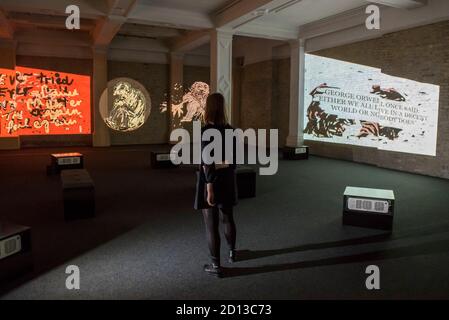 London, Großbritannien. Oktober 2020. Ein Mitarbeiter meint: „Können Sie mich hören?“ (2017-2020) von Nalini Malani, der ersten britischen kommission, die 88 Animationen umfasst, zeigen überlappende, handgezeichnete Bilder und Notizen sowie Fragmente zitierter Texte, die auf die Wände der Whitechapel Gallery projiziert werden und bis zum 6. Juni 2021 zu sehen sind. Die Ausstellung ist Teil der neuen Herbstausstellungen der Whitechapel Gallery. Kredit: Stephen Chung / Alamy Live Nachrichten Stockfoto