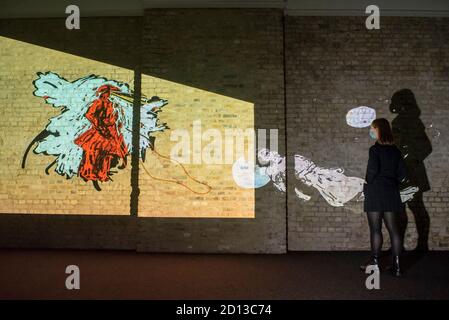 London, Großbritannien. Oktober 2020. Ein Mitarbeiter meint: „Können Sie mich hören?“ (2017-2020) von Nalini Malani, der ersten britischen kommission, die 88 Animationen umfasst, zeigen überlappende, handgezeichnete Bilder und Notizen sowie Fragmente zitierter Texte, die auf die Wände der Whitechapel Gallery projiziert werden und bis zum 6. Juni 2021 zu sehen sind. Die Ausstellung ist Teil der neuen Herbstausstellungen der Whitechapel Gallery. Kredit: Stephen Chung / Alamy Live Nachrichten Stockfoto