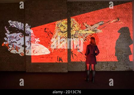 London, Großbritannien. Oktober 2020. Ein Mitarbeiter meint: „Können Sie mich hören?“ (2017-2020) von Nalini Malani, der ersten britischen kommission, die 88 Animationen umfasst, zeigen überlappende, handgezeichnete Bilder und Notizen sowie Fragmente zitierter Texte, die auf die Wände der Whitechapel Gallery projiziert werden und bis zum 6. Juni 2021 zu sehen sind. Die Ausstellung ist Teil der neuen Herbstausstellungen der Whitechapel Gallery. Kredit: Stephen Chung / Alamy Live Nachrichten Stockfoto