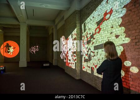 London, Großbritannien. Oktober 2020. Ein Mitarbeiter meint: „Können Sie mich hören?“ (2017-2020) von Nalini Malani, der ersten britischen kommission, die 88 Animationen umfasst, zeigen überlappende, handgezeichnete Bilder und Notizen sowie Fragmente zitierter Texte, die auf die Wände der Whitechapel Gallery projiziert werden und bis zum 6. Juni 2021 zu sehen sind. Die Ausstellung ist Teil der neuen Herbstausstellungen der Whitechapel Gallery. Kredit: Stephen Chung / Alamy Live Nachrichten Stockfoto