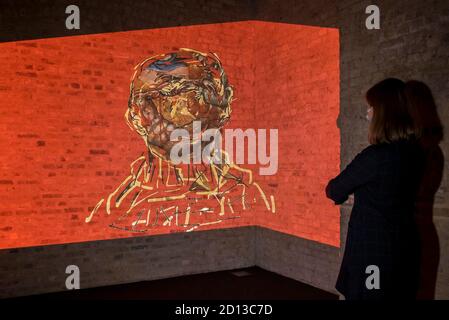 London, Großbritannien. Oktober 2020. Ein Mitarbeiter meint: „Können Sie mich hören?“ (2017-2020) von Nalini Malani, der ersten britischen kommission, die 88 Animationen umfasst, zeigen überlappende, handgezeichnete Bilder und Notizen sowie Fragmente zitierter Texte, die auf die Wände der Whitechapel Gallery projiziert werden und bis zum 6. Juni 2021 zu sehen sind. Die Ausstellung ist Teil der neuen Herbstausstellungen der Whitechapel Gallery. Kredit: Stephen Chung / Alamy Live Nachrichten Stockfoto