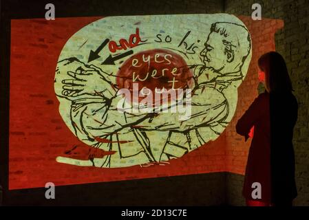 London, Großbritannien. Oktober 2020. Ein Mitarbeiter meint: „Können Sie mich hören?“ (2017-2020) von Nalini Malani, der ersten britischen kommission, die 88 Animationen umfasst, zeigen überlappende, handgezeichnete Bilder und Notizen sowie Fragmente zitierter Texte, die auf die Wände der Whitechapel Gallery projiziert werden und bis zum 6. Juni 2021 zu sehen sind. Die Ausstellung ist Teil der neuen Herbstausstellungen der Whitechapel Gallery. Kredit: Stephen Chung / Alamy Live Nachrichten Stockfoto