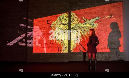 London, Großbritannien. Oktober 2020. Ein Mitarbeiter meint: „Können Sie mich hören?“ (2017-2020) von Nalini Malani, der ersten britischen kommission, die 88 Animationen umfasst, zeigen überlappende, handgezeichnete Bilder und Notizen sowie Fragmente zitierter Texte, die auf die Wände der Whitechapel Gallery projiziert werden und bis zum 6. Juni 2021 zu sehen sind. Die Ausstellung ist Teil der neuen Herbstausstellungen der Whitechapel Gallery. Kredit: Stephen Chung / Alamy Live Nachrichten Stockfoto