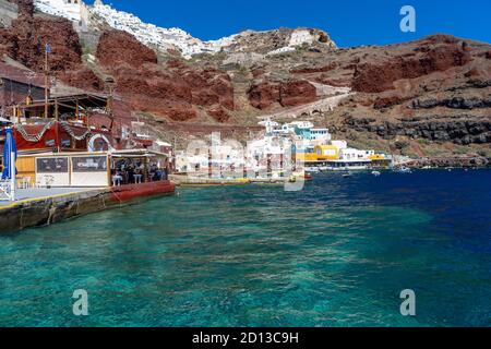 Schöner Panoramablick vom alten Hafen von Ammoudi unter dem berühmten Dorf Oia an einem sonnigen Tag. Malerischer natürlicher Hintergrund. Santorini isla Stockfoto