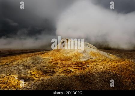 Bunte Fumarole bei Hveravellir in den isländischen Highlands. Stockfoto