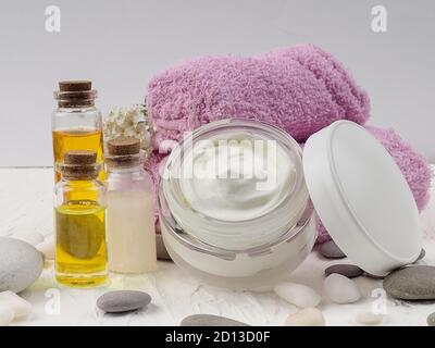 Spa-Accessoires mit Steinen, Zusammensetzung der Spa-Behandlung auf dem Tisch bunten Hintergrund. Stockfoto
