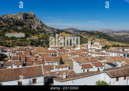 Schönes weißes Dorf Grazalema in der Sierra de Cadiz, Andalusien Stockfoto