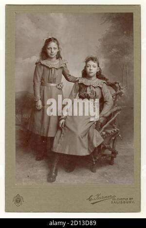 Kabinettfoto Porträt von zwei hübschen jungen Mädchen, wahrscheinlich Schwestern - später 1890 bis Anfang 1900, Salisbury, Wiltshire, England, Großbritannien Stockfoto