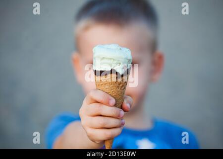 Eishorn Nahaufnahme in der Hand eines Kindes. Stockfoto