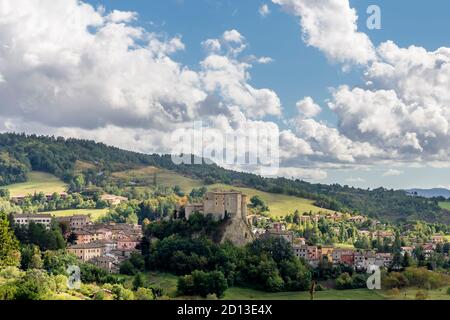 Herrlicher Panoramablick auf das historische Zentrum von Sant'Agata Feltria, Emilia Romagna, Italien, gegen einen dramatischen Himmel Stockfoto