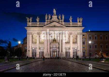 Die Basilika von San Giovanni in Laterano in Rom - Italien wird auch die Kathedrale von Rom genannt. Die berühmte Kathedrale in einer Vorderansicht mit einem beleuchtet Stockfoto