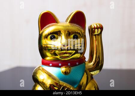 Maneki Neko Katze Nahaufnahme, japan Glücksbringer Stockfoto