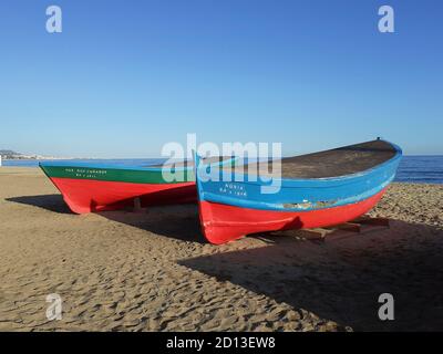 Alte Boote ruhen an einem sonnigen Tag am Strand. Stockfoto