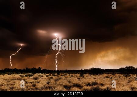 Gewitter in Australiens zentralen Wüsten. Stockfoto